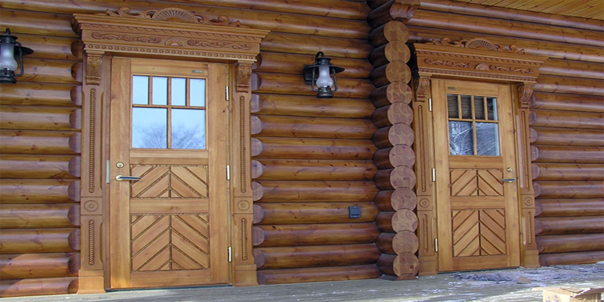 Двери в деревянном доме из бревна